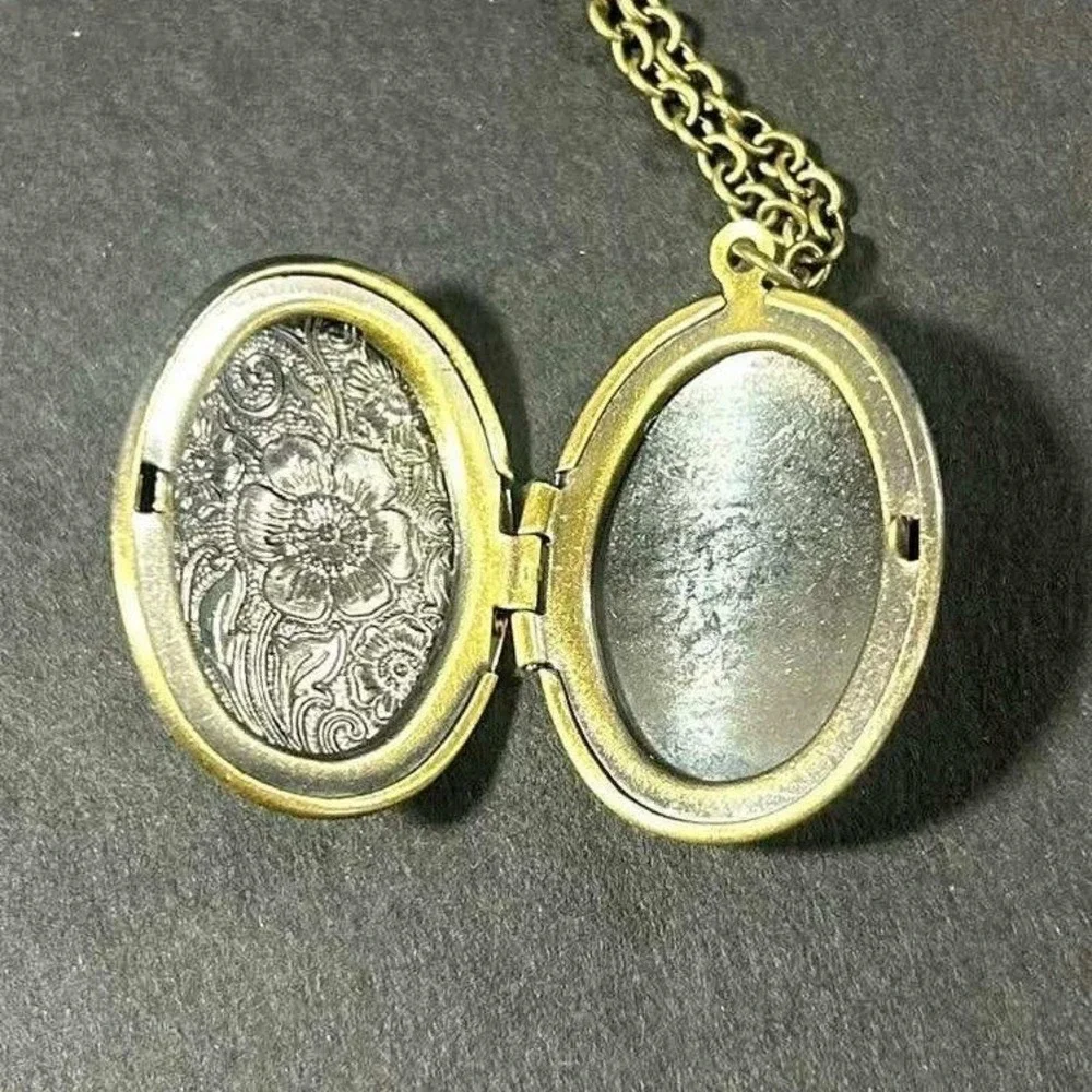 Locket Necklace‎ Bronze/Goldtone Floral Embossed Vintage Style